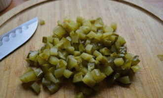 Chop the pickled cucumbers into the same cubes and add them to the rest of the cuttings.