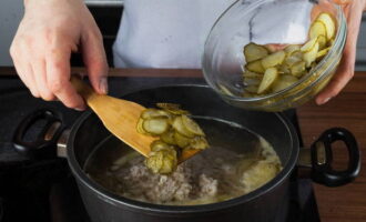 Vi lægger perlebyg og pickles her. Salt og peber efter smag og kog i yderligere 20 minutter ved svag varme. Sluk for komfuret og lad suppen stå tildækket på det slukkede komfur.