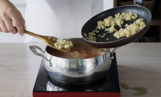 Place the onion in the pan. We also send grated parsley root and bay leaf here.