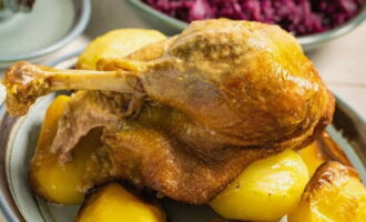 After the specified time has passed, place the sleeve with the goose in the oven, preheated to 180 degrees, for 1.5-2.5 hours. The goose turns out soft and juicy; serve it with a side dish of your choice.