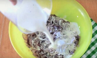 Pindahkan bawang goreng ke dalam mangkuk yang berasingan dan sejukkan sedikit. Dalam mangkuk, campurkan putih telur dengan krim, garam dan lada hitam. Tuangkan adunan ini ke atas bawang goreng dan gaul lagi.