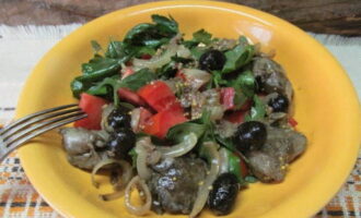 Then place the chicken liver fried with onions and seasonings into a salad bowl, mix gently and the dish can be served.