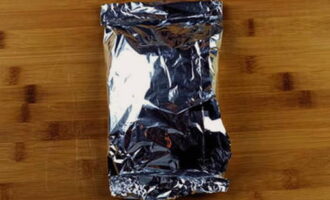 Wrap the workpiece in foil. Place the bundle on a baking sheet and place it in the oven preheated to 200 degrees for 15-20 minutes.