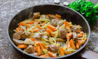 À parte, frite a carne em uma frigideira até dourar e depois transfira para a frigideira com os legumes.