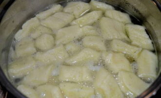 Dip the preparations into boiling salted water with herbs and boil over moderate heat until the Italian dumplings float to the surface.