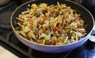 Pour randomly chopped vegetables indicated in the list of ingredients into the frying pan (can be replaced with a mixture of frozen vegetables for frying), add more sauce and simmer until tender. 