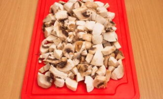 Cut the washed champignons into small pieces.