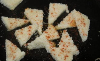 Divide the white bread into small pieces. Fry them, sprinkled with paprika.