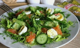 Tuangkan dressing yang disediakan ke atas salad dan taburkan dill cincang dan bawang hijau di atasnya. Hidangkan segera selepas penyediaan.