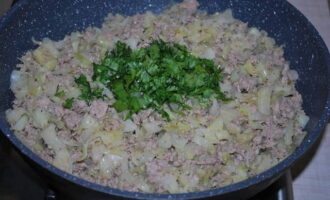 Mix minced meat and fried cabbage with onions, add chopped cilantro.