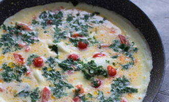 Close the heat-resistant dish with a lid and fry for 3-4 minutes, then add chopped herbs and cheese, reduce the heat and continue to simmer our food until the cheese melts. When the omelette has completely set, remove it from the burner and fold the edges like an envelope.