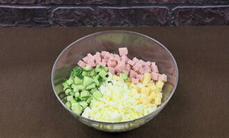 Peel the cooled eggs and finely chop them.