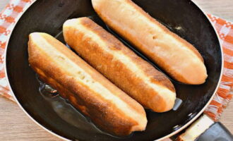 Fry the sausages over medium heat until golden brown on all sides.