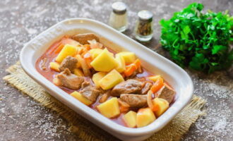 Em uma tigela, misture a carne, as batatas e os vegetais, acrescente o molho de tomate, o sal e tempere. Coloque a mistura em um prato resistente ao calor e leve o assado ao forno a 180 graus por 60 minutos.