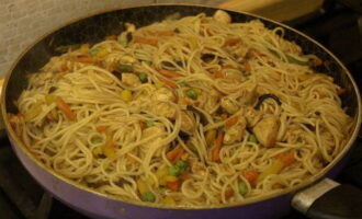 5 minutes before removing from the stove, combine the noodles with vegetables and chicken, mix thoroughly and heat everything together.