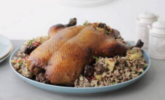 The duck turns out very flavorful with a delicious golden brown crust. Cut the belly, remove the stuffing and serve the duck with rice hot.