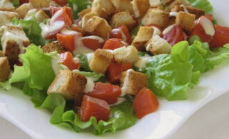 Cut lightly salted salmon into cubes. Place the salmon and croutons on the lettuce leaves and pour over the sauce.