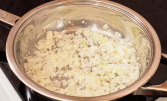 First fry the onion in vegetable oil.