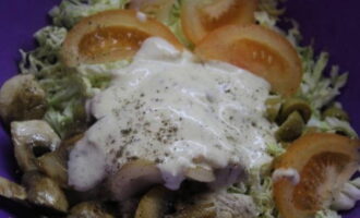 We supplement the salad with slices of tomatoes. Season with salt, pepper, mustard sauce and stir.