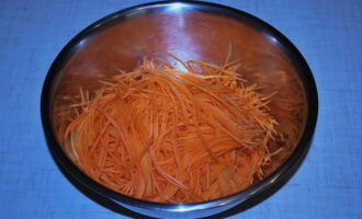 Korean style carrots are served with pigodi as a tasty accompaniment. Peel the carrots and grate them on a special grater.