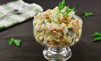 Mix thoroughly and place the salad into portioned bowls. Bon appetit!