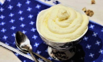 Delicate cream made from butter and condensed milk is ready. Use it to coat biscuits.