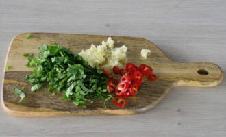 At this time, chop the pepper, garlic, cilantro and basil.