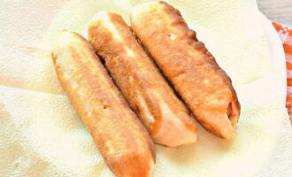 Then transfer the fried sausages from the pan to a paper towel to remove excess oil.