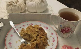 Die Streusel aus dem Ofen nehmen, etwas abkühlen lassen und mit einer Kugel Eis servieren.