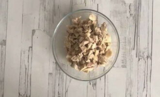 How to make a salad with chicken, pineapple, corn and cheese? Place the chicken meat in a saucepan and fill with purified water. Boil it on the stove until done. When the water starts to boil, add some salt and continue cooking the fillet until cooked. Then the meat needs to be cooled and cut into small pieces.