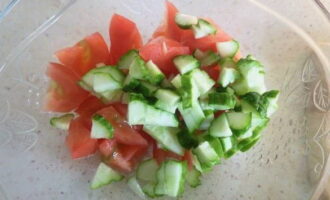 Salad dengan koktel laut sangat mudah dan cepat disediakan. Potong timun dan tomato menjadi kepingan kecil dan letakkan di dalam mangkuk salad yang dalam. 