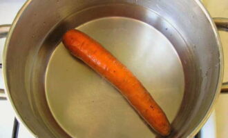 We wash the carrots with running water. We choose the container in which we will cook it. If the root vegetable does not fit into the cooking vessel, it will need to be cut in half. Cook the carrots until soft (do not peel them first), check the readiness of the ingredient with a knife. 