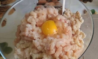 Come cucinare il rotolo di pollo al forno a casa? Prima di tutto prepariamo la carne macinata per il rotolo. Tagliare a pezzi il filetto di pollo lavato. Macinalo in carne macinata usando un tritacarne o un robot da cucina. Insieme al pollo giriamo un pezzo di pane bianco e una cipolla sbucciata. Rompere un uovo nella carne macinata e aggiungere sale e pepe nero a piacere. Usando una mano immersa nell'acqua, impastare bene la carne macinata e sbatterla più volte.