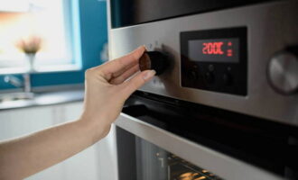 Lubricate the sides of the blanks with egg wash. The remaining bottoms of the rings can also be greased with egg. Preheat the oven at 200 degrees. 