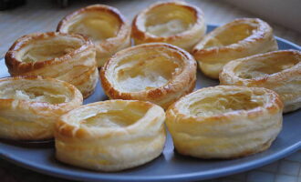 Place the tartlets on a baking sheet and place in the oven. Bake the pieces for about 15-20 minutes until golden brown. Cool the tartlets on a wooden board or metal rack. Fill them with filling and serve.