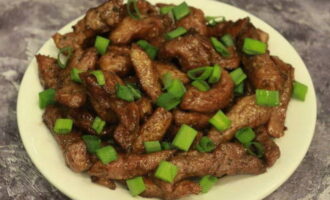 Transférez le plat fini dans une assiette, saupoudrez-le d'oignons verts finement hachés et servez avec un plat d'accompagnement. Bon appétit!