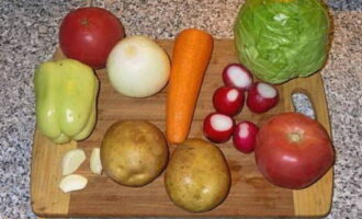 How to cook classic lagman with chicken at home? Prepare all the necessary products. Wash the vegetables. Peel the onions and garlic, cut off the tops and tails from the radishes. Peel the carrots and potatoes.