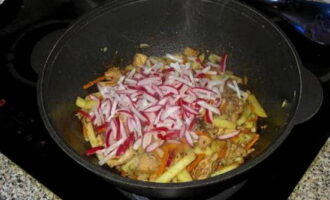 Finally, add the radishes and stir.