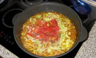 Next, add the tomatoes, stir and simmer the lagman over medium heat.