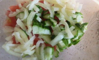 Cut the bell pepper in half, remove the white membranes and seeds, and cut into thin strips.