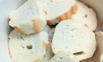 In a bowl with high sides, soak the loaf slices in milk. 