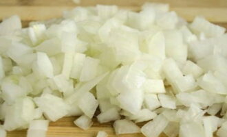 Peel the remaining onion and cut into small cubes.