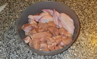 Wash the chicken and cut into small pieces.