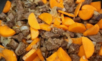 Then chop the peeled and washed carrots into thin semicircles, add to the beef and fry for a few minutes.