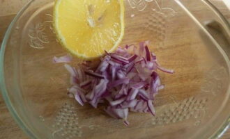 Peel the red onion, finely chop it and pour boiling water over it with lemon juice, leave to soak for 7-10 minutes.