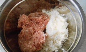 In a deep bowl, mix two types of minced meat and rice.