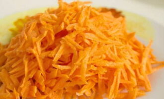 Cut the carrots into cubes or grate them. 