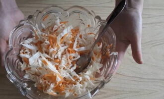 Then the shredded cabbage and carrots are poured with marinade and hot oil. The salad is carefully mixed with a spoon and served immediately. There is no need to insist on it. Bon appetit!  