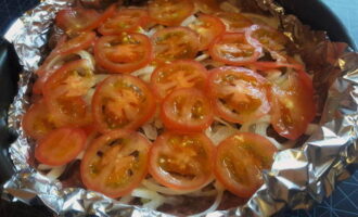 The next layer is tomatoes, sprinkle with salt.