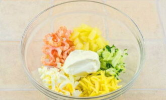 Place natural yogurt in a salad bowl.